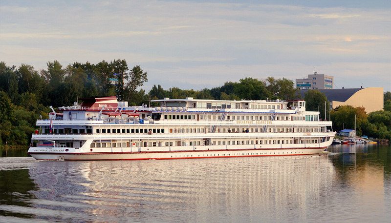 Речной теплоход «Виссарион Белинский» на воде — вид с борта